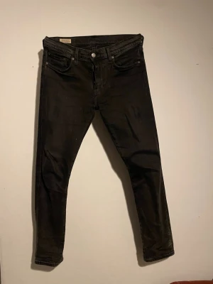 Levis jeans - Svart/grå Levis 502 jeans i strl 29/32. De är vä använda och har en lagning i skrevet.