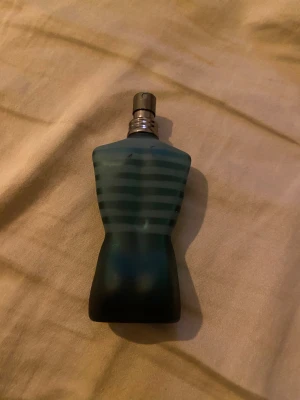 Klassisk herrparfym i cool flaska - En ikonisk parfym med unik design som sticker ut i samlingen. Perfekt för dig som vill ha något som känns trendigt och annorlunda. Volym och ingredienser syns inte på bilden.