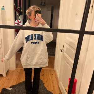 Anine bing hoodie  - PRIS GÅR ATT DISKUTERAS ‼️säljer då den är för lång på mig som är 160. Fick hem hoodien idag från en tidigare ägare som jag handlade hos på vinted. Förra ägaren hade endast använt hoodien 2 gånger så den är i väldigt bra skick! Det är lite små slitage vid ärmarna, huven och kanten men det är en del av designen! Skriv gärna om ni har frågor 🫶🏼🥰