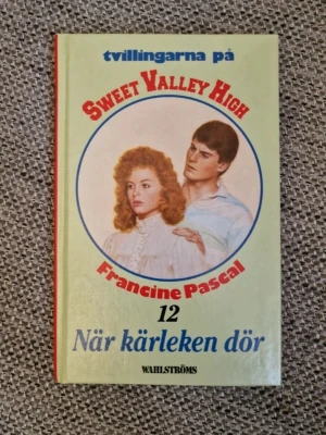 När kärleken dör (Sweet Valley High 12) - Steven är förtvivlad när hans flickvän Tricia plötsligt drar sig undan. Jessica försöker para ihop honom med Cara, men Elisabeth är skeptisk. En berättelse om vänskap, kärlek och mysterier i tonårslivet – perfekt för dig som gillar drama och intriger!
