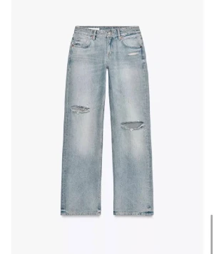 Zara straight jeans med hål - Jättefina ljusblåa straight jeans från Zara, aldrig använda. Skriv för fler bilder!💕
