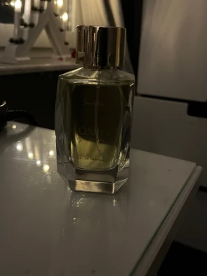Blomicci Flower Eau de Parfum - Blomicci Flower från Sentio är en Eau de Parfum som kommer i en stilren flaska med guldfärgat lock. Perfekt för dig som vill ha något unikt och trendigt i din samling.