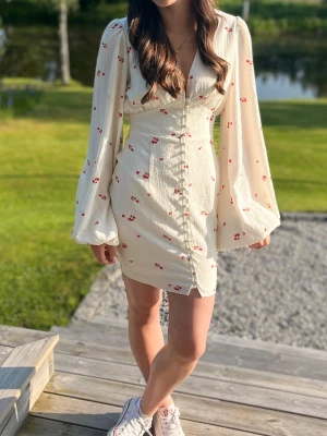 ADOORE KLÄNNING  - Söt kortklänning i ljus färg med små röda blommor 🌺, i storlek 36! Ifrån adoore använd typ en gång🩷ny pris ca 1495 jag kan diskutera pris! Men helst runt 1200-1000