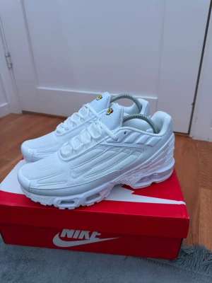 Vita Nike Tns plus 3 - Säljer ett par Vita Nike Tns. Helt nya knappast använda. Skrona är stil rena och perfekta till alla tillfällen. Perfekt som en julklapp.