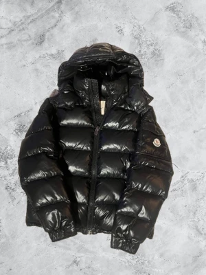 Moncler Maya jacka  - Självklart äkta! som ni ser på sista bilden har jag även betalat för ledgit check på garmsmarket. || Nypris är runt 20.000kr || storlek 1/S || Jackan är som ny det enda är att cartonen har börjat tappa fäste inuti jackan. || skriv om ni har fler frågor! 😊