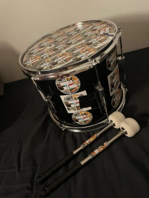 Ultras trumma - Säljer en trumma som har andvänds till ha klack på fotbollsmatcher, trumpinnar ingår 