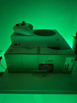 Xbox Series S 512GB - 🎮 Xbox Series S i nyskick till salu! 🎮  Kan bytas mot en hyfsat bra gamling dator!  Annars säljs för 3000kr  Säljer min sparsamt använda Xbox Series S. Den är i perfekt skick och har bara använts ett fåtal gånger. Allt som ingick vid köpet följer med:  - Xbox Series S konsol - Xbox handkontroll - Alla sladdar - Originalkartong  Perfekt för dig som vill ha en next-gen spelupplevelse utan att betala fullpris! Hör av dig vid intresse!  