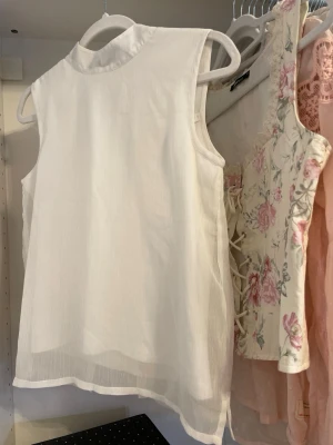 Vit blus - Vit kortärmad blus. Passar storlek XS. 