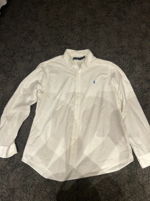 Polo Ralph lauren skjorta - Ralph lauren skjorta i fint skick. Hör av dig vid frågor och kolla min profil för burberry halsdukar mm!