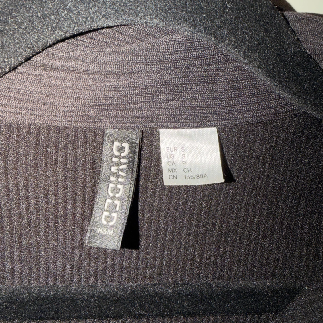 Svart ribbad kortklänning  - 3