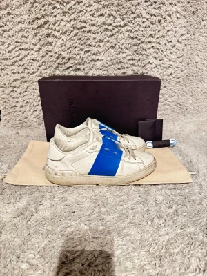 Valentino Garavani skor - | Condition: 8/10| Color: White and Blue | What is included: Everything on the pictures | Retail price: 7 200kr but Im selling for 2100kr