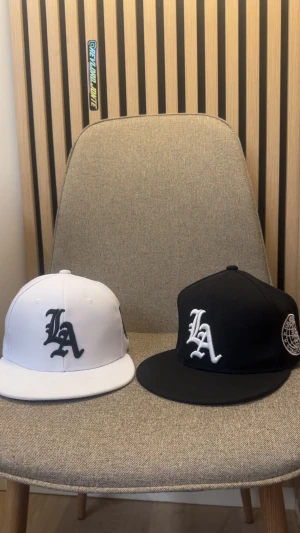 LA kepsar - Två helt nya kepsar kan köpas styck ochså 200kr styck båda för 350kr