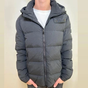 J.Lindeberg Vinterjacka - Vinterjacka från J.lindeberg i strl L • Skick: 9/10 • Nypris: ~4700kr • Vårt pris: 2399kr • Modellen är 188 cm och väger 75kg • Tveka inte på att skriva vid eventuella frågor eller funderingar!