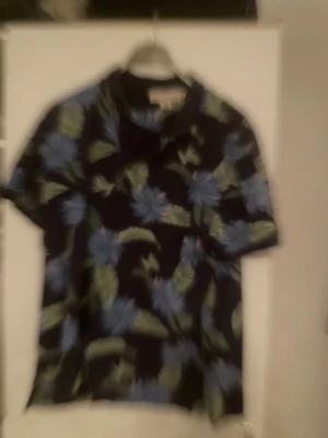 7st t-tröjor med snygga tryck - 7st t-tröjor i olika storlekar från M-xL men dom passar alla som gillar dom. Säljer dom kopplet 7st för 300kr