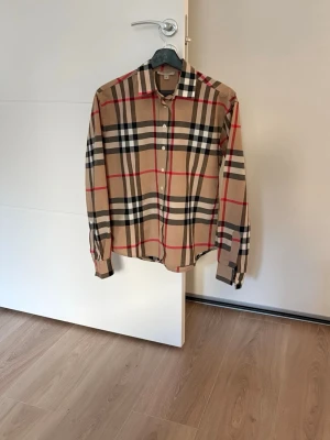 Burburry skjorta  - Säljer nu min Burburry skjorta som inte längre kommer till användning, då den är för kort på mig. Str XL i dam- liten i storlek så skulle säga att den motsvarar XS/S. Nypris 4000-5000kr. Priset går att diskutera. Hör av dig om du har några funderingar!