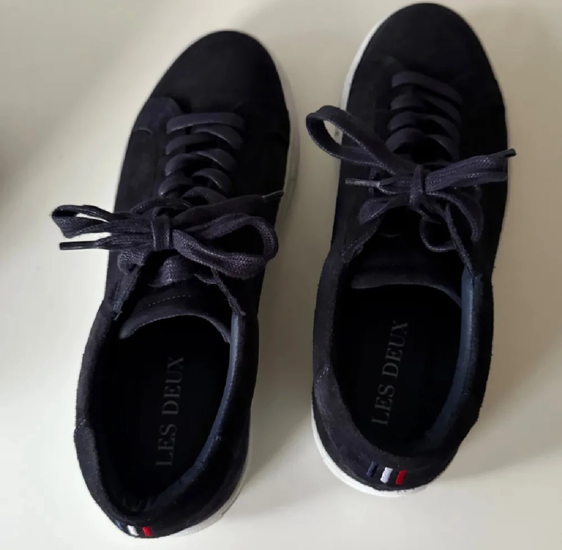 Marinblå sneakers från Les Deux - 1