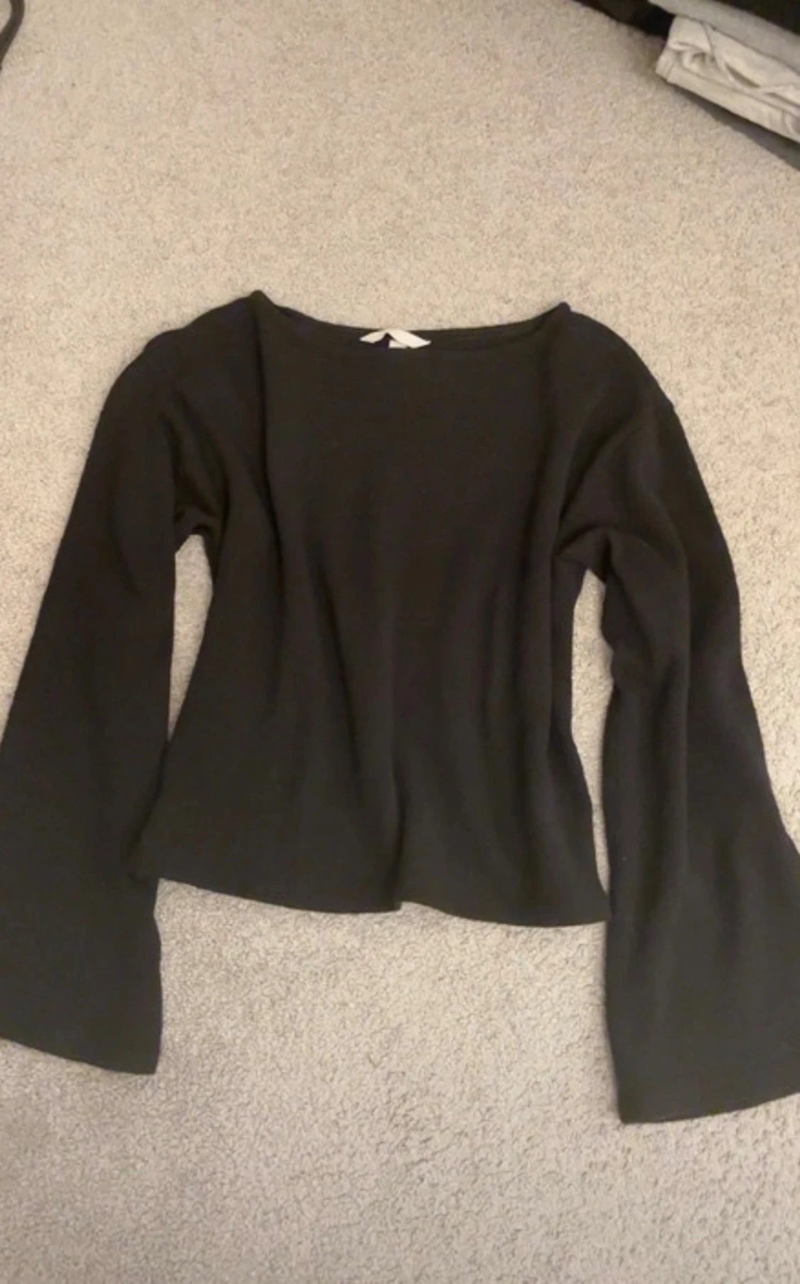 Svart långärmad topp med utsvängda ärmar