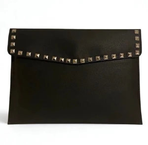 Dator fodral med silver nitar i läder imitation 🩶 - Rea – endast 199 kr (ord. pris 249 kr)! Stilrent datorfodral tillverkat av veganskt läder i vattentätt material. Fodralet skyddar din dator effektivt samtidigt som det ger din outfit en extra touch. 💕Storlek: 34 × 25 cm – passar svarta HP Chromebooks och andra datorer i liknande storlek. 1-3 arbetsdagar leverans 📦 