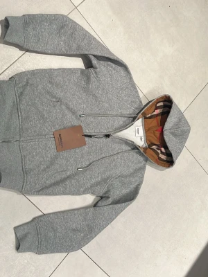 Burberry Hoodie S - Helt nyskick burberry hoddie med ett bra pris. Skickar oftast samma dag som köpt. Pris går att diskutera vid snabb affär!