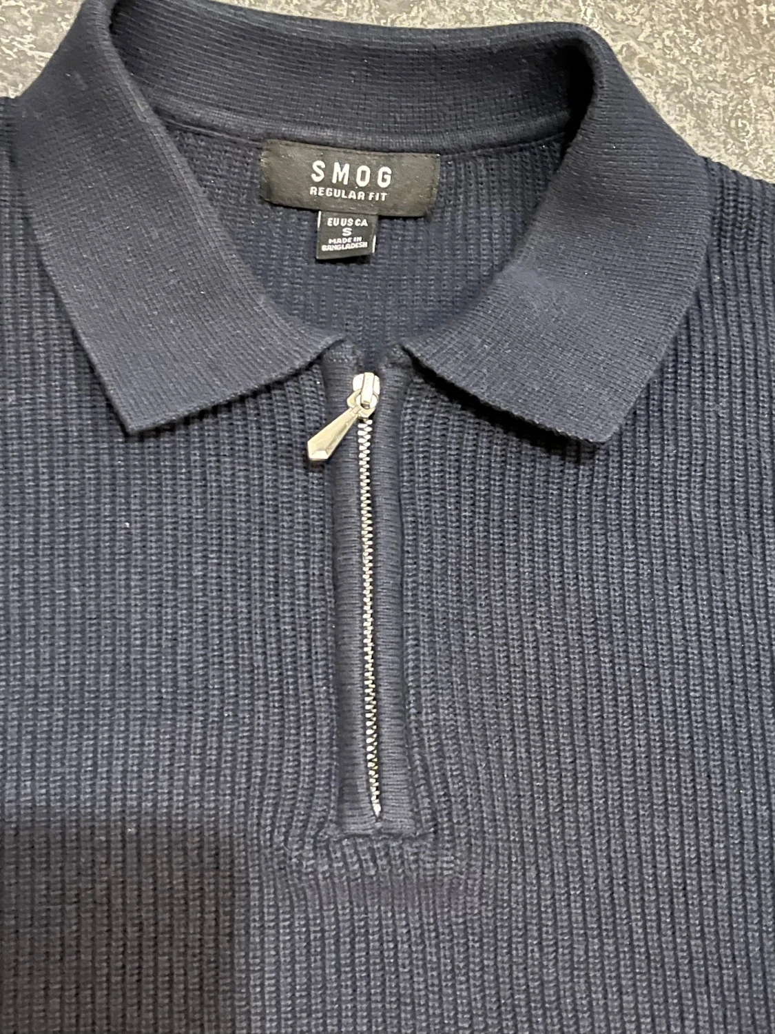 Mörkblå stickad pikétröja från SMOG - 1