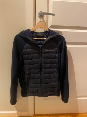 Peak cardigan mörkblå - Säljer en mörkblå peak performance cardigan i storlek S. Den är i bra skick utan fläckar elr slitage. Nypris omkring 2200kr. Försöker posta samma dag. Hör av dig om du har några frågor elr liknande!🙌