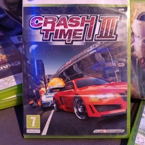Crash Time III Xbox 360 - Crash Time III till Xbox 360 är ett actionfyllt bilspel med över 50 uppdrag, många fordon och explosiva krascher. Spelet levereras komplett med fodral, manual och skiva i gott skick, perfekt för racingentusiaster och samlare.