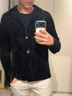 Manchester overshirt från Oscar jacobson - Manchester jacka från Oscar Jacobson med ett nypris på 4000. | Omöjlig att få tag i nu så detta är en steal. | Otroligt skön och exklusiv jacka som man sticker ut med. | Modellen är 180. | Hör av er vid frågor!🌟