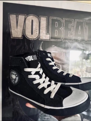 Volbeat svarta high-top sneakers. Nyskick!  - Svarta VOLBEAT sneakers från EMP. Snygg dragkedja med rakbladshänge. Använda EN gång så i nyskick. Storlek 40/41.  Dyra ii inköp och har utgått ur sortimentet så går inte att få tag i längre🤘🏼 👣  