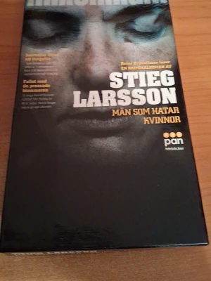 CD  Ljudbok Millennium Stig Larsson män som hatar kvinnor - 16 cd skivor ca 19 tim.spännande bok att lysna på. 16 åring försvann för 40 år sedan.Henri vagner vägrar ge upp sökandet.