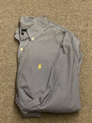Ralph lauren skjorta - Säljer denna riktigt snygga skjortan från Ralph lauren. Den har riktigt snygga ränder och inga defekter. Skickas inom 24h efter köp✅ frågor tas i pm.