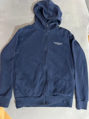 McKenzie tröja zipp upp   - En fin McKenzie tröja zipp upp varm och bra till kalla dagar tröjan har bra material och den är tjock. Aså varm. 