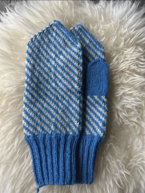 Hemmastickade vantar  - Hemmastickade vantar i Ull. Passar s/m. Helt nya. Stickade av mig.