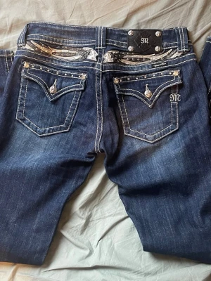 Miss me jeans - Snygga vintage miss me jeans med vingar 🪽   Köpta i vintage butik och säljs då de inte passar mig  Kom gärna med prisförslag 🤍🤍  Obs! Liten lös tråd på svarta märket, och lite skavda nertill (se bild)