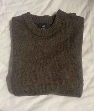  Stickad tröja från H&M - Mysig brun stickad tröja från H&M i relaxed fit. Perfekt för lager-på-lager under kyligare dagar | Skick: 7/10 ✅| Passar ca 170-180 cm | Pris kan diskuteras, fråga vid minsta fundering! 
