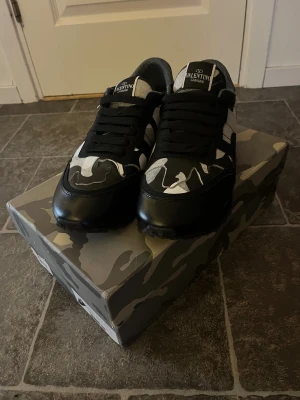 Valentino rockrunners - Säljer nu mina helt nya Valentino rockrunners då dom inte passade mig, dom är endast testade så aldrig använda dem är storlek 46 men sitter som typ 43-44 priset är ej hugget k sten och tveka inte på att höra av dig för fler bilder eller annat