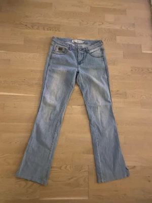 Bootcut ljusblå jeans lågmidjade  - Köpa begagnat! Super fina men passar inte mig! 