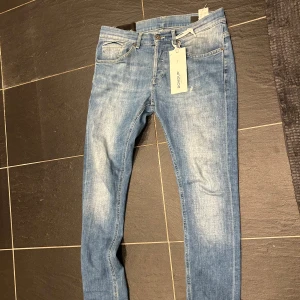 Dondup jeans George  - Dondup jeans George storlek 31, riktigt bra skick. Materialet är väldigt stretchigt och sköna att ha på sig!
