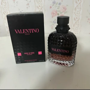 Valentino Uomo Born In Roma Intense - Stilren parfym från Valentino med modern design och coola detaljer. Flaskan rymmer 100 ml och är en Eau de Parfum Intense. Perfekt för dig som vill sticka ut och visa din personlighet.