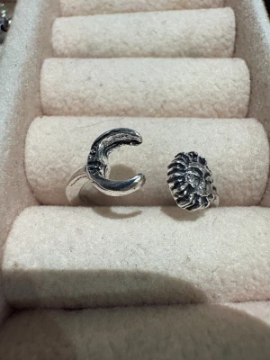 Ring med måne och som motiv - en silverfärgad ring med måne och solmotiv
