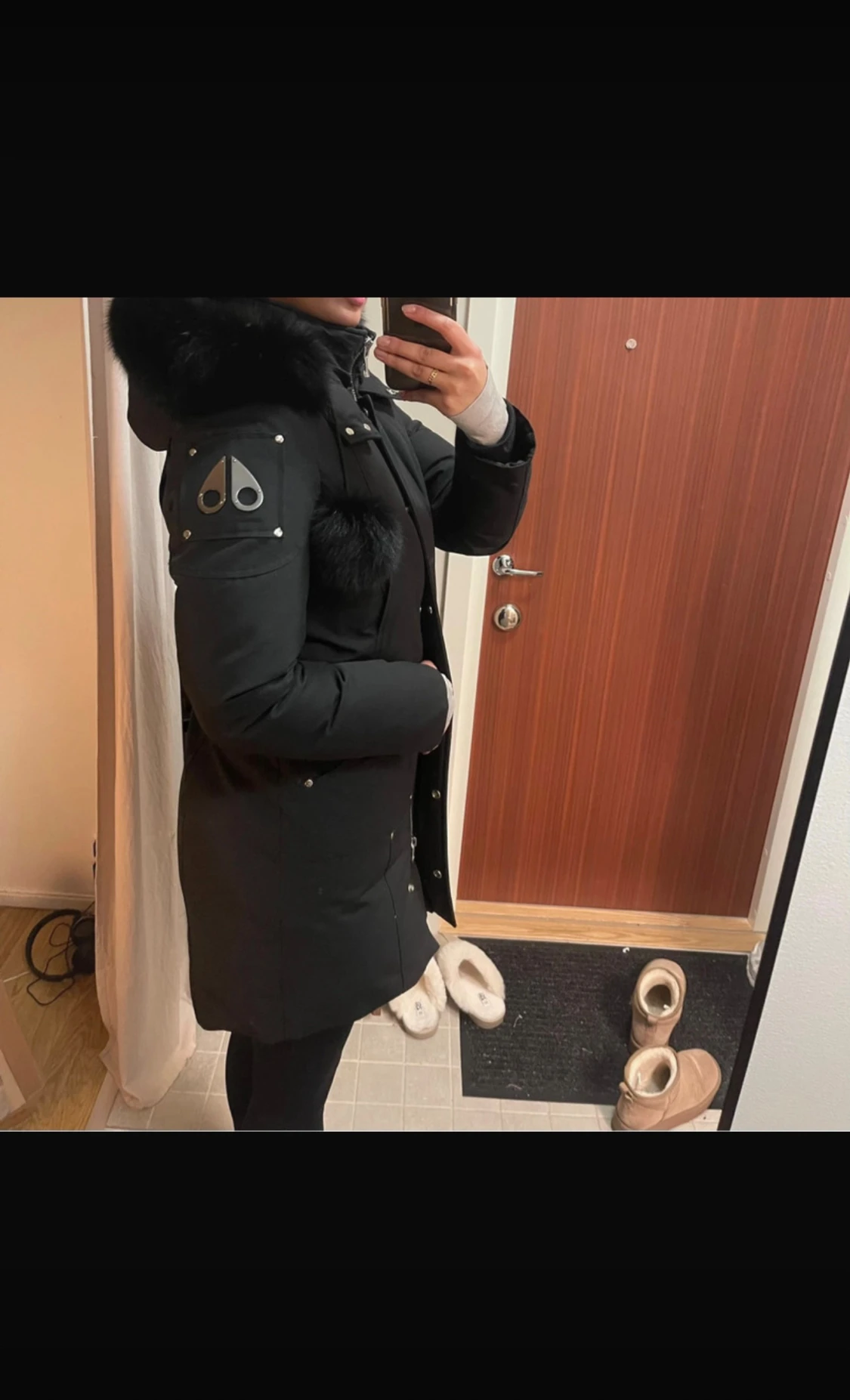 Svart dunjacka med päls från Moose Knuckles