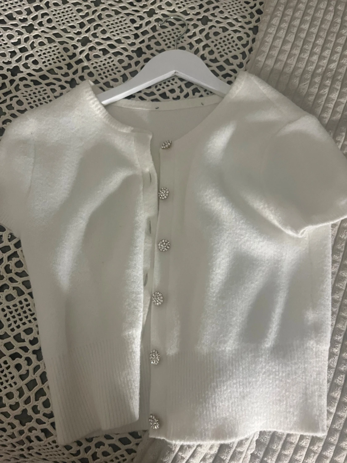 Söt vit kofta med knappar