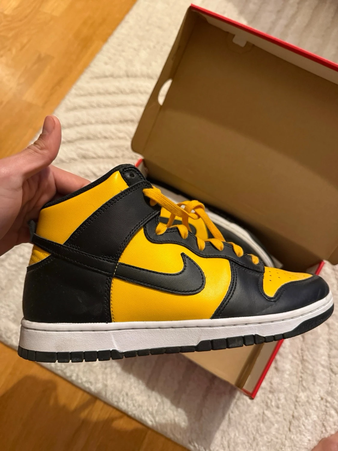 Nike Dunk High svart/gul sneakers - 1