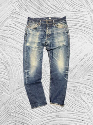 Levis 511 Japan Selvedge Jeans - Extrema Japansk Selvedge Jeans från levis, 511 storlek W32 L32! De fetaste jeansen jag har sett i hela mitt liv! Midjemått 45cm, ytterbenslängd 105,5cm. – enkla att matcha och sköna att bära. Ett stilrent val, noggrant utvalt med omsorg av A.M.C Archive!  📩 Frågor? Hör gärna av dig! 📲 Följ oss här på Plick för fler uppdateringar. ♻️ Tack för att du handlar mer hållbart med A.M.C Archive!