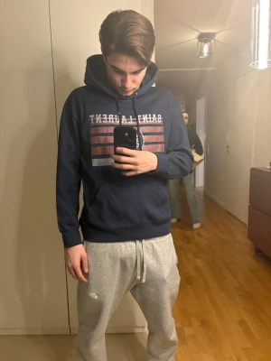 Saint Laurent Hoodie - Helt ny, först till kvarn. Fraktar samma dag. Priset ej hugget i sten kontakta via fler frågor.