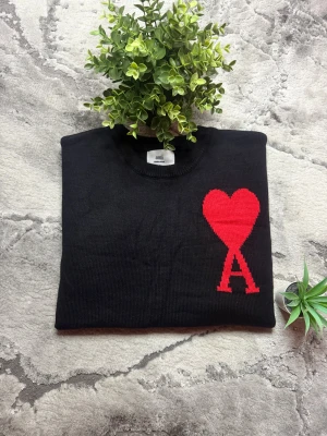 Ami Paris ❣️ - Ami Paris ❣️ - Storlek: S 📏  - Skick: 9,5/10♻️   - Pris: 635kr💵   - Färg: svart/röd Frakt: Fraktas samma dag, anländer till ditt hus inom 3-4 dagar🚚   Tveka inte att skriva vid minsta fråga!💭 