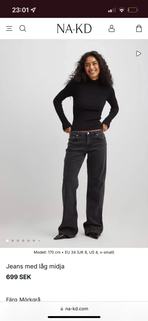 Svarta low waist jeans från NA-KD - Säljer ett par svarta jeans från NA-KD med låg midja och raka ben. Jeansen har klassisk femficksdesign och är tillverkade i ett mjukt bomullsmaterial med lite stretch. Passar dig som gillar en avslappnad och trendig look. 