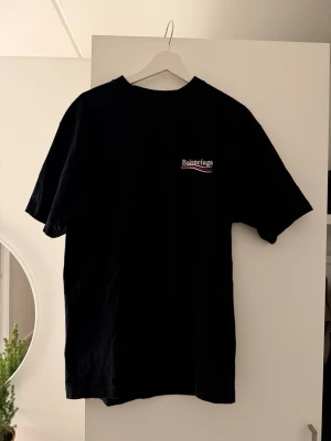 Svart Balenciaga t-shirt med tryck - Svart t-shirt från Balenciaga i bomull i storlek xxs men passar någon med s/m då den är oversized. 