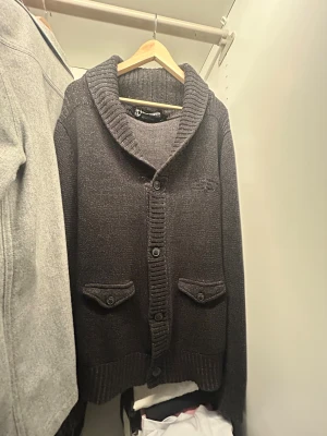 Tom Tompson stickad svart cardigan  - Koftan är i mycket bra skick och är en väldigt fin vinter kofta. 