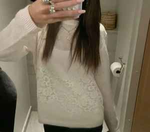  stickad tröja med spets  - något genomskinlig och motsvarar storlek S