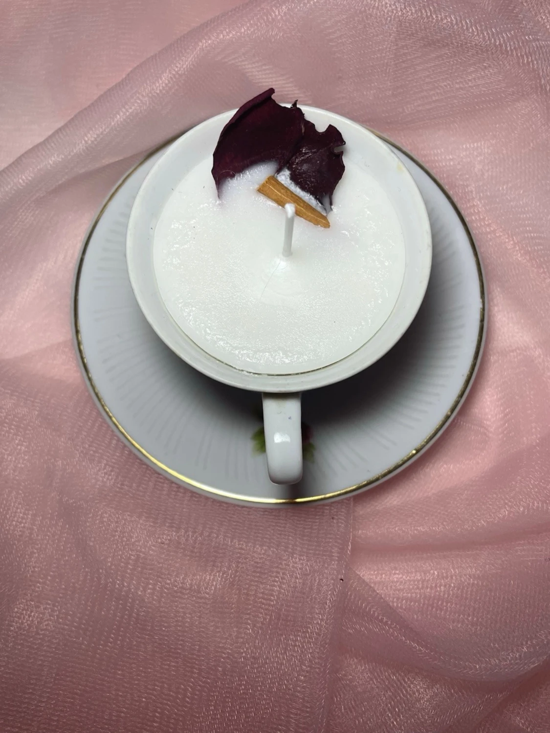 Doftljus i en tekopp i en vit färg med rosa blommor på och torkade och kanel nr 4  - 4